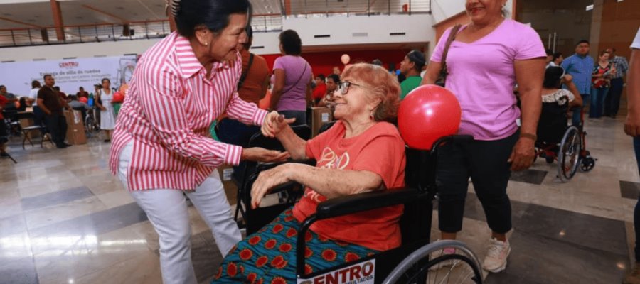 Entrega Centro 230 sillas de ruedas a pobladores de la ranchería Lázaro Cárdenas