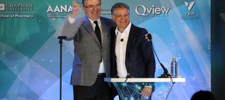 Recibe Ebrard premio por su gestión de vacunas anticovid