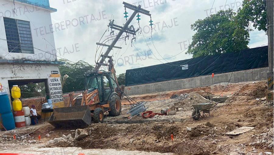 Colapsa poste de CFE en obras del malecón; deja sin energía a la zona