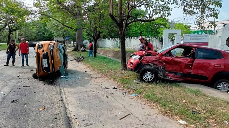 Vehículo invade carril en Periférico y provoca carambola; hay 6 lesionados 