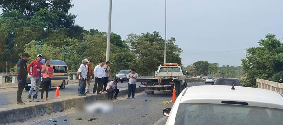 Muere motociclista tras impactarse contra automóvil en la carretera Cunduacán-La Isla