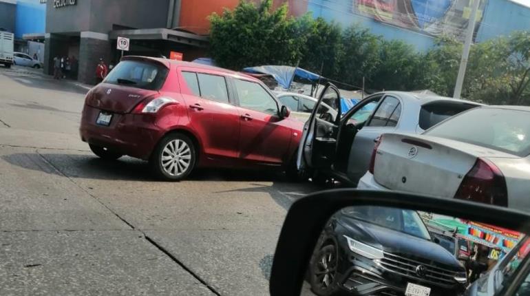 Por no darse el paso terminan chocando en Plaza Crystal; hubo un lesionado