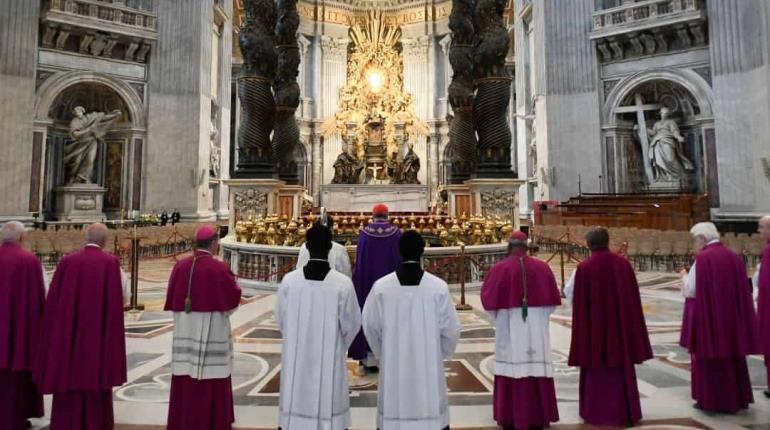 Realizan acto de desagravio en Basílica de San Pedro, tras profanación de hombre al altar mayor