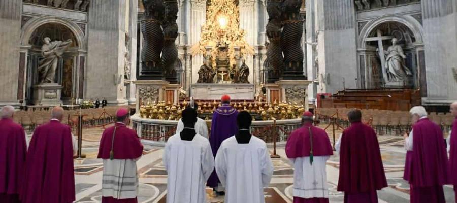 Realizan acto de desagravio en Basílica de San Pedro, tras profanación de hombre al altar mayor