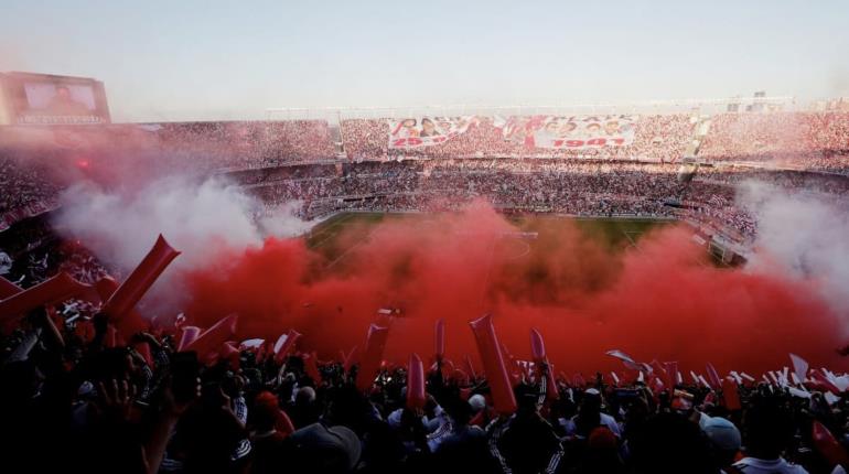 Cae aficionado de gradas en el Monumental en partido de River y muere