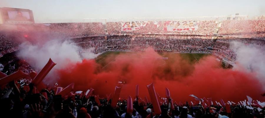 Cae aficionado de gradas en el Monumental en partido de River y muere