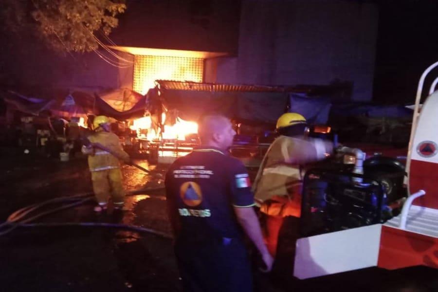 Incendio consume 400 locales del Mercado Central de Acapulco