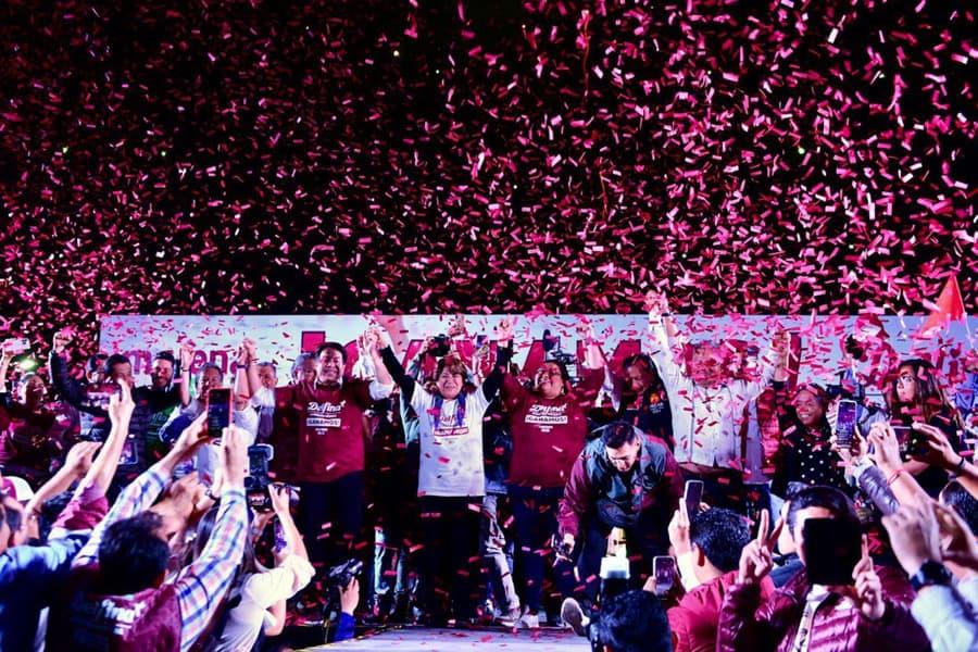 Celebra Delfina Gómez triunfo frente a Palacio de Gobierno de Edomex