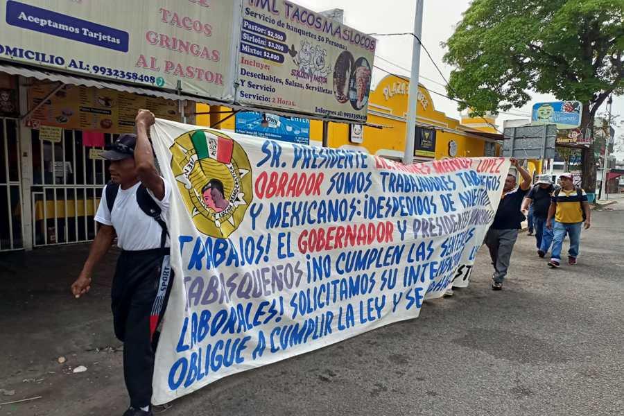 Marchan extrabajadores de Tabasco a Palacio Nacional; exigen pago de laudos