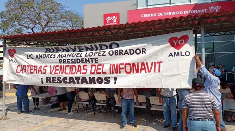 Con protesta, derechohabientes del Infonavit piden les liberen las escrituras de sus casas