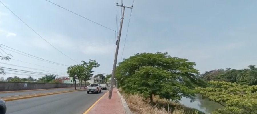 ¡Alerta! Postes de CFE desafían la gravedad en Villahermosa