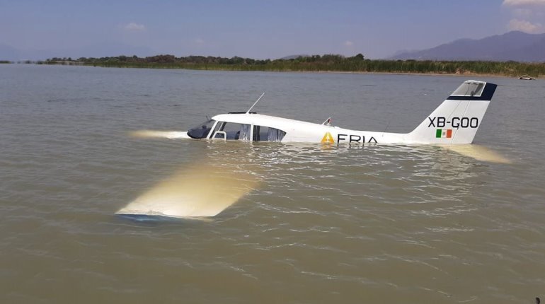 Por falla mecánica, aeronave realiza acuatizaje en el Lago de Chapala