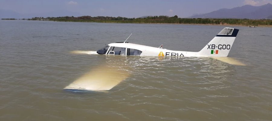 Por falla mecánica, aeronave realiza acuatizaje en el Lago de Chapala