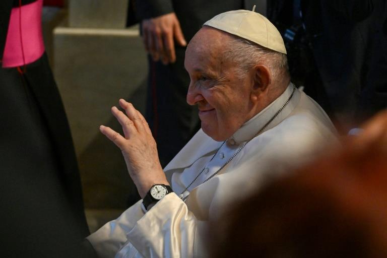 Sin complicaciones termina cirugía del Papa Francisco