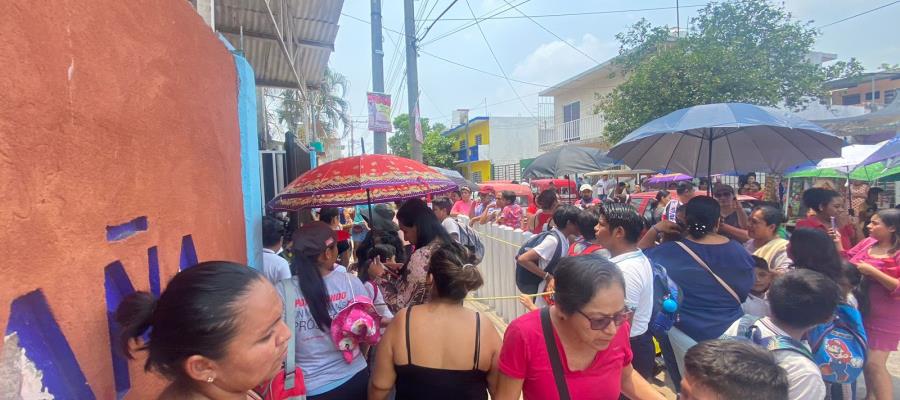 Ventilan que más de 500 alumnos toman clases al aire libre en primaria en Gaviotas ante falta de luz