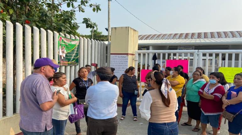 Padres de familia cierran secundaria en Ocuiltzapotlán por falta de maestros