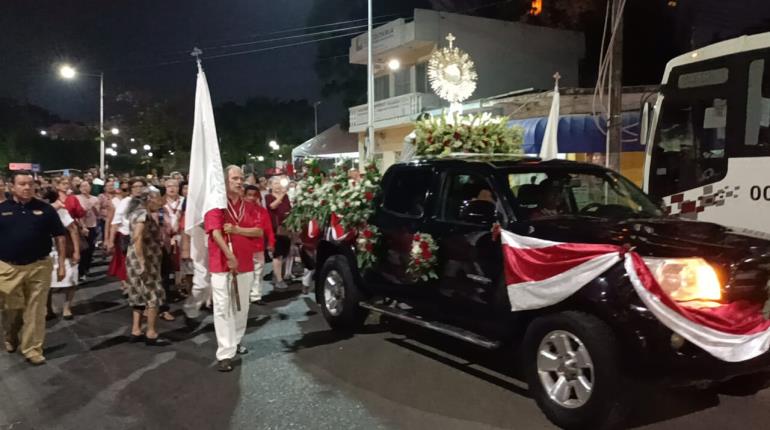 Celebra Iglesia el Corpus Christi con procesiones en calles de Villahermosa