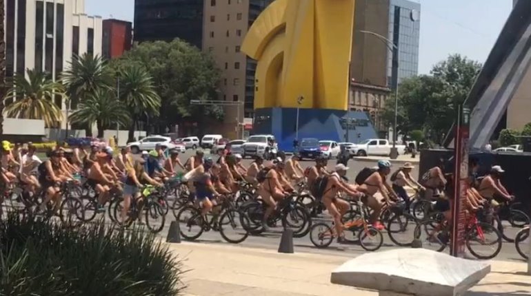 Realizan en México rodada nudista por los derechos de los ciclistas