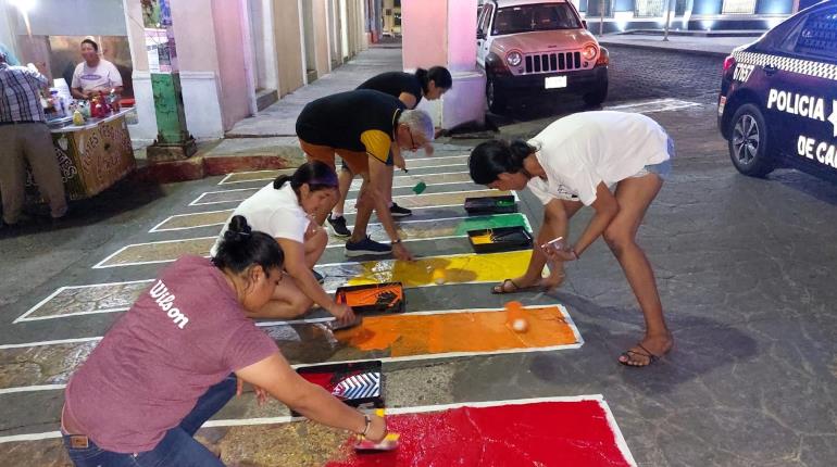 Colectivos pintan rayas peatonales de Plaza de Armas con colores de bandera LGBT 