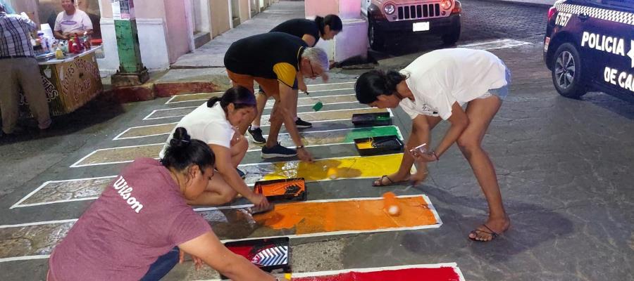 Colectivos pintan rayas peatonales de Plaza de Armas con colores de bandera LGBT 