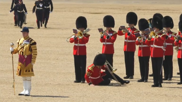 Se desmayan soldados británicos durante desfile ante altas temperaturas en Londres