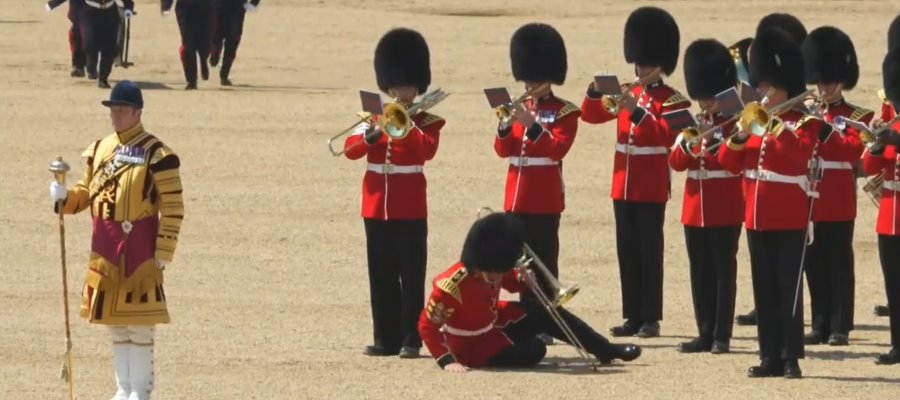 Se desmayan soldados británicos durante desfile ante altas temperaturas en Londres