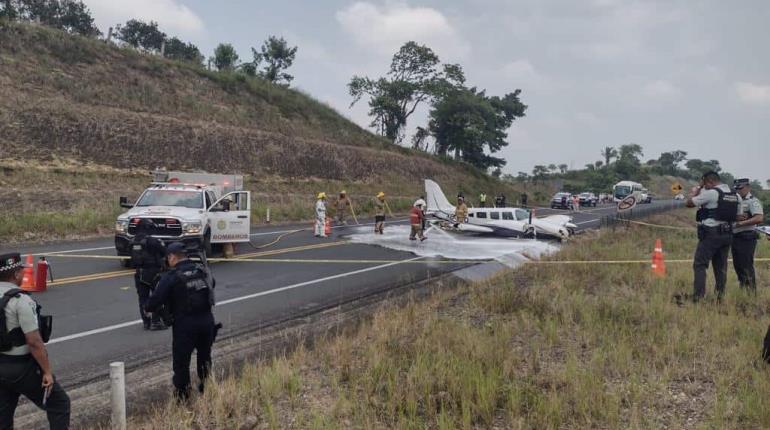 Avioneta aterriza de emergencia en carretera de Veracruz