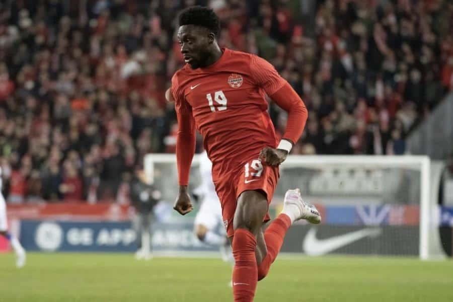 Alphonso Davies revela que expresidente del Barcelona no lo fichó por ser canadiense