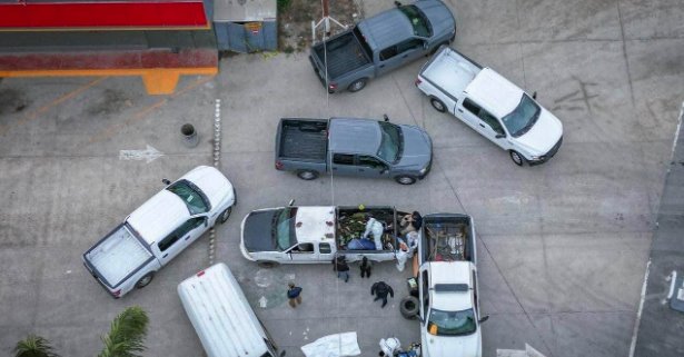 Hallan 7 cadáveres apilados en camioneta en Tijuana