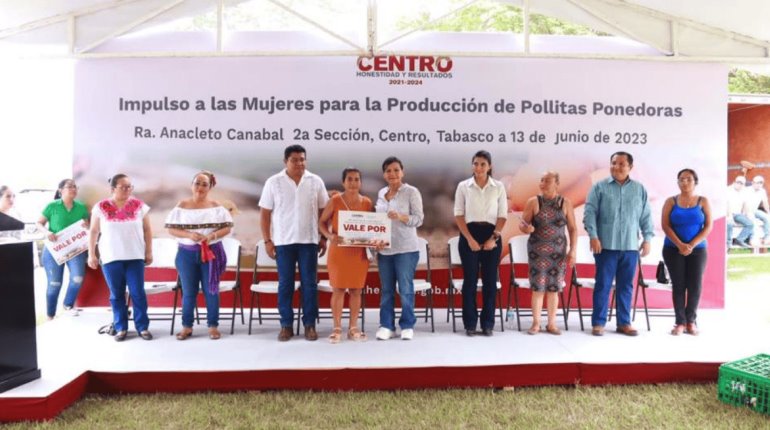 Realiza Centro sexta entrega de pollitas ponedoras, ahora en la ranchería Anacleto Canabal