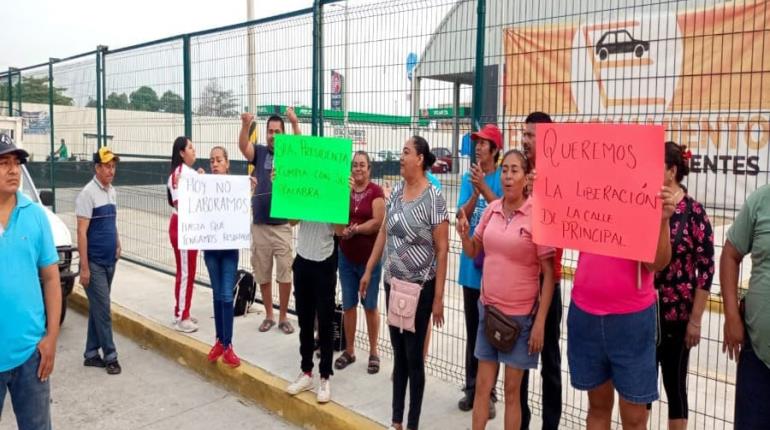 Cierran locatarios mercado de Ocuilzapotlán, piden retirar a ambulantes