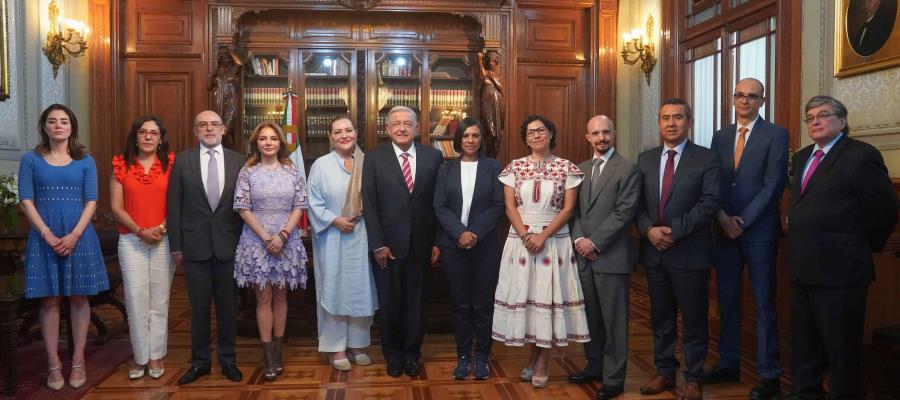 López Obrador se reúne con consejeros del INE en Palacio Nacional