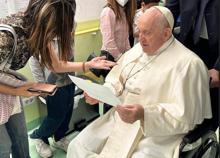 El Papa Francisco recibirá alta hospitalaria mañana viernes 