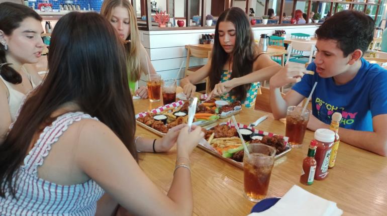 Lanza IHOP Villahermosa promoción "todas las alitas y boneless que quieras"