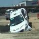 ¡Bajan! Taxi cae en zanja de construcción de distribuidor Guayabal