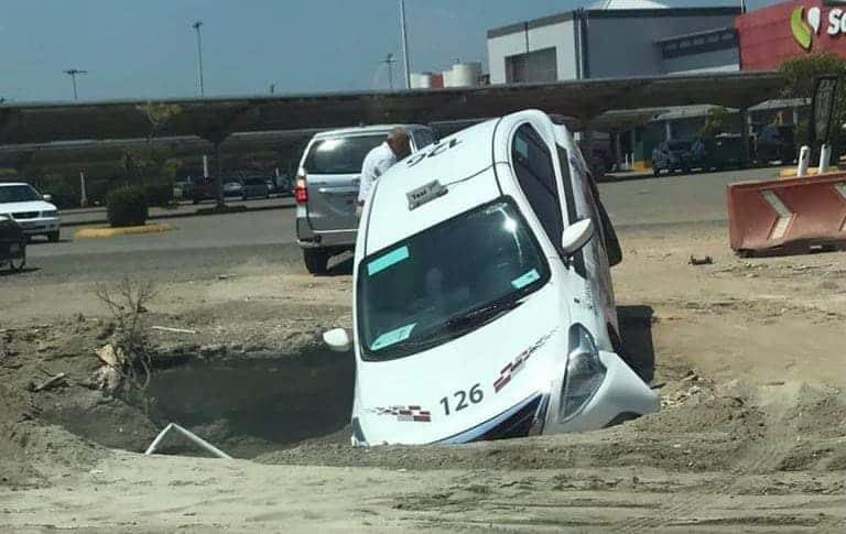 ¡Bajan! Taxi cae en zanja de construcción de distribuidor Guayabal