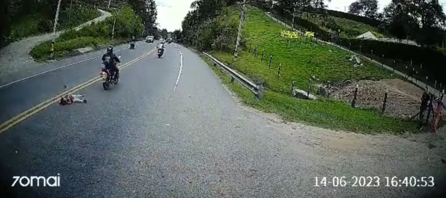 Niña sale ilesa luego de cruzar la calle sin precaución y ser golpeada por motocicleta