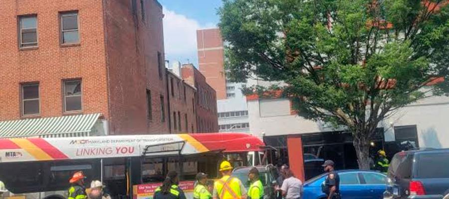 Autobús se estrella en edificio de Baltimore; se reportan al menos 17 heridos