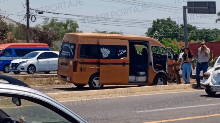 Chocan vehículo particular y combi en la Villahermosa-Frontera