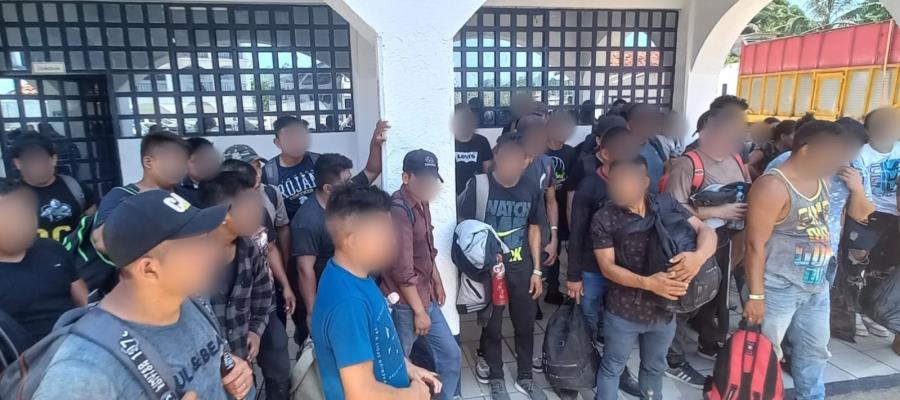 Rescatan a 129 migrantes que viajaban en un torton en Veracruz