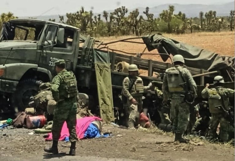 Volcadura de camión de Sedena en Zacatecas deja 3 muertos y 20 heridos