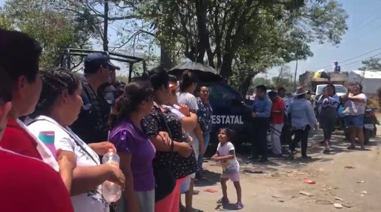 Bloquean acceso al Centro de Transferencia de Villahermosa; exigen energía eléctrica en primaria de Lázaro Cárdenas