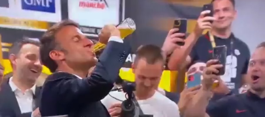 Presidente de Francia le entra a la cerveza Corona y se bebe una de un trago