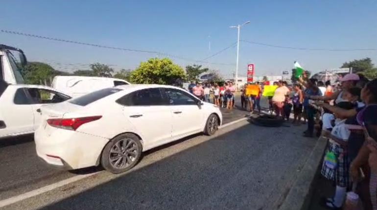 Bloquean la Macuspana-Villahermosa; exigen remodelación de primaria en Dos Montes