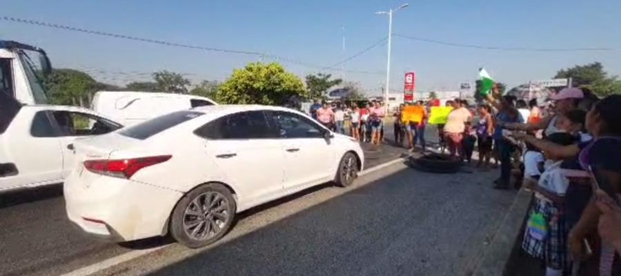 Bloquean la Macuspana-Villahermosa; exigen remodelación de primaria en Dos Montes