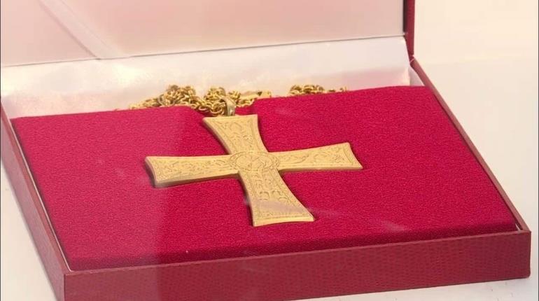 Roban cruz pectoral de Benedicto XVI en Alemania