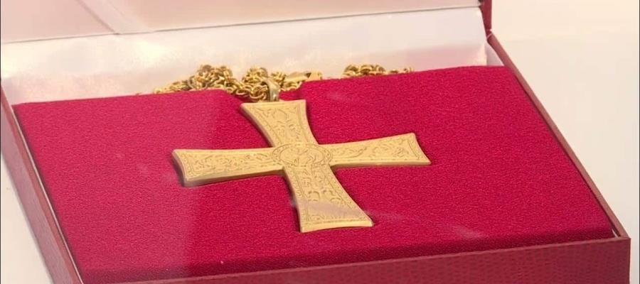 Roban cruz pectoral de Benedicto XVI en Alemania