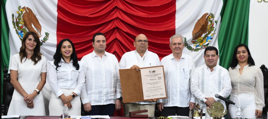 Biólogo Juan Carlos Romero Gil recibe Medalla al Mérito por la Defensa del Medio Ambiente