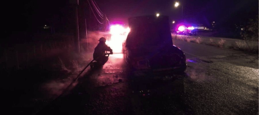 Se incendia camioneta y la abandonan en la vía corta a Cunduacán