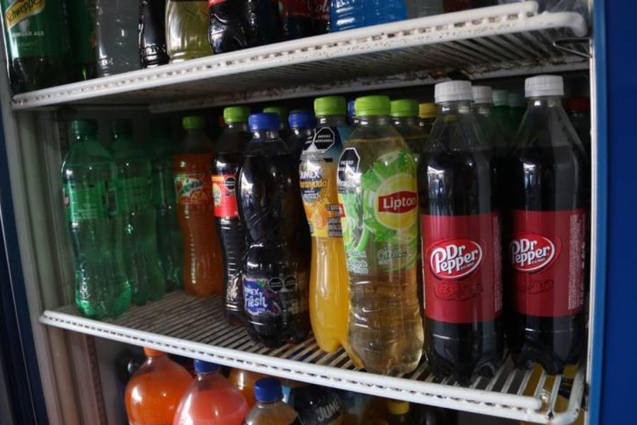 Evitar bebidas alcohólicas, refrescos y energizantes contra golpes de calor, pide Salud